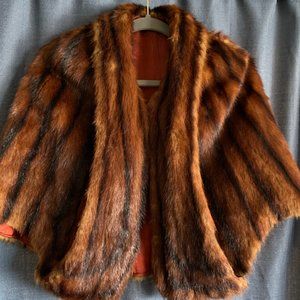 Elegant and Chic: Mink Fur Cape in Excellent Condition